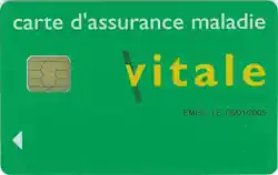L'image représente une carte verte dotée d'une puce, représentant une carte d'assurance maladie essentielle. Elle comprend du texte et des symboles relatifs aux soins médicaux, ainsi que des éléments tels qu'un logo de trousse de premiers secours. Le design général met l'accent sur les services de santé et leur accessibilité.