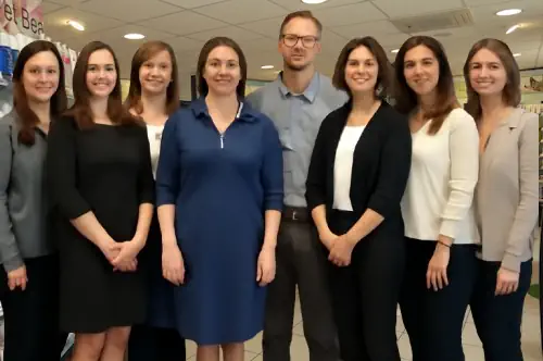 Cette photo capte un moment de fierté partagée : des professionnels en tenue de soirée, souriants, incarnent l’esprit d’équipe et l’excellence. Comme la Pharmacie de SANTEC, qui allie expertise pharmaceutique et lien communautaire, cette scène symbolise l’union autour d’un objectif commun – ici, la réussite académique. Les tenues élégantes et le décor sobre reflètent le sérieux et la confiance, valeurs clés d’un service santé ancré dans l’humain et l’innovation