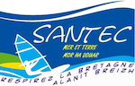 Le logo bleu électrique « Santec Mer et Terre » (texte bilingue français-breton) symbolise l’ancrage breton de la Pharmacie de Santec et son engagement éco-responsable (ABP). Les vagues stylisées et le blanc pur évoquent santé marine, air pur (Dobar Respirez) et transparence. Partenaire des acteurs locaux, la pharmacie allie conseils santé (suivi digital), respect de l’environnement (recyclage) et préservation du patrimoine breton 